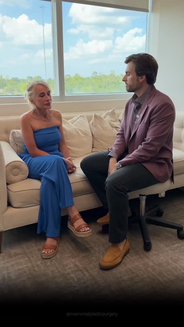 Testimonial Tuesday 🎙️
No script. Just a real conversation.
From “I would stand in front of the mirror and tell myself I looked so tired and run down — and I just didn’t want anyone to see me.”
And now, 3.5 months out? She’s back out in the world. Reinvigorated. Saying yes to everything she used to turn down.
Two weeks was all it took for her. 🙌🏻
Questions below 💬
📍 @memorialplasticsurgery | #Houston #Facelift #plasticsurgeonhouston