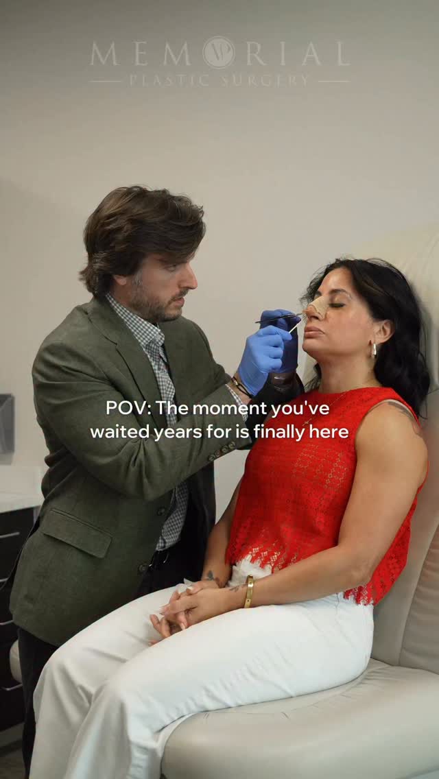 Cast reveal day 👃🏼✨
Why is this one of my favorite days? The cast comes off at about one week and we unveil a brand new nose.
Even with the expected swelling on board, the difference in shape, projection, rotation, definition is all noticeable.
And dang, doesn’t she look happy? That’s why it’s one of my favorite days.
📍 @memorialplasticsurgery | #Houston